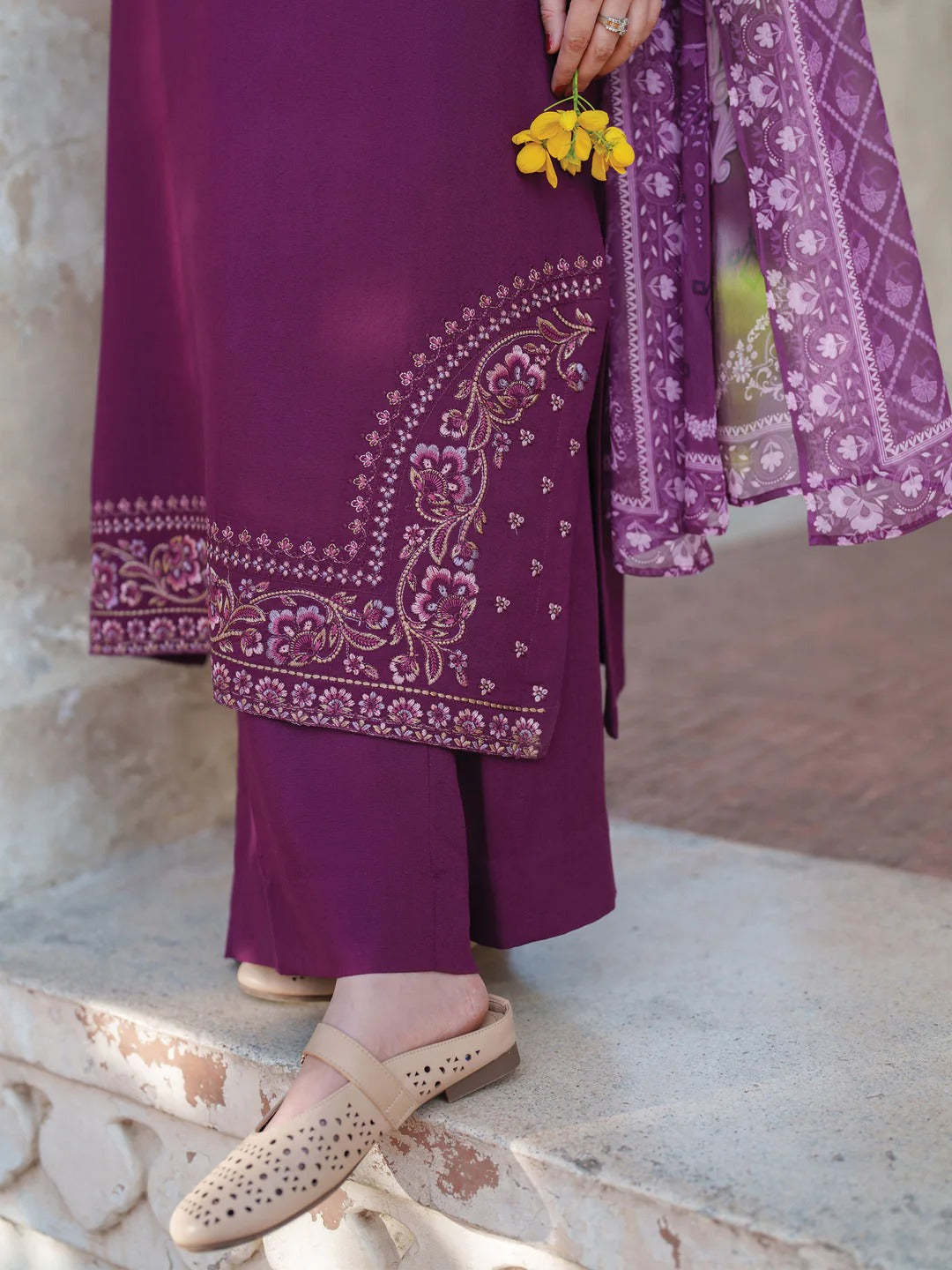 Kaavish Embroidered 3pc